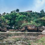 On our first day in Bali it poured RAIN almost the entire day. 😒 It cleared up suddenly and we hurried to Padang Padang beach for a few hours, just in time to explore the tide pools filled with critters! It's a fairly small beach, but so gorgeous and you may see a monkey or two on the way down to the sand. 🐒 ......................................................................................
#Bali #Indonesia #LittleJTravels #stayandwander #roamtheplanet #earthfocus #theprettycities #wonderful_places #wanderlust #travelgram #travel #beach #PadangPadang #Uluwatu