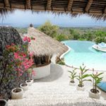 Not a bad view from our Airbnb! Unfortunately we had a pretty terrible time at the bungalow we stayed in. Long story short I woke up one night with a centipede crawling on my face (🐛😱) and we slept terribly both nights we were there. Good thing Bali made up for it with beautiful views and wonderful people! (Ok I might not ever get over the centipede thing, but we'll see...) 🌴 ......................................................................................
#stayandwander #gltLOVE #roamtheplanet #earthfocus #wonderful_places #wanderlust #LittleJTravels #travelgram #travel #Bali #Indonesia #Uluwatu #BaliTravel